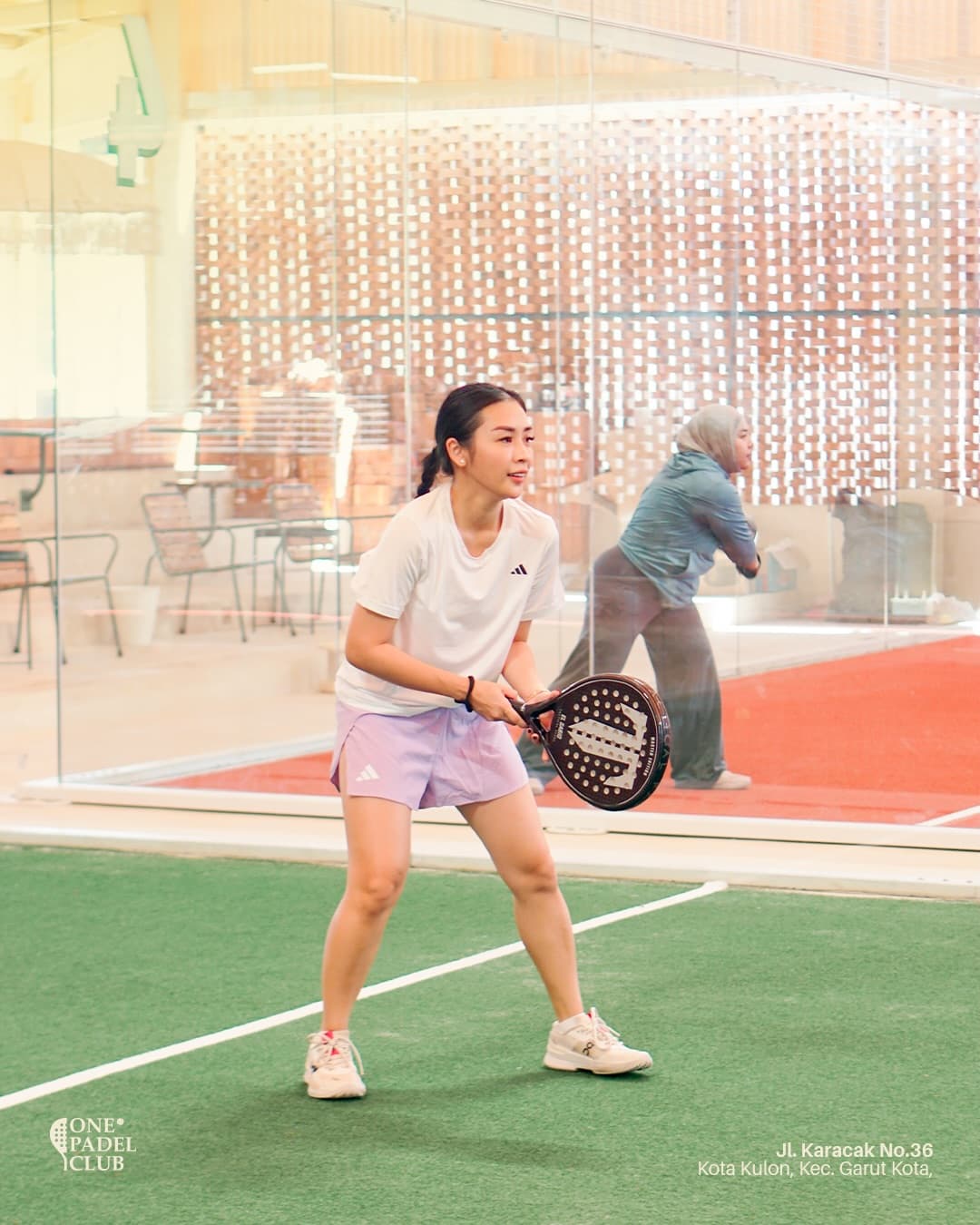 Main padel di One Padel Club Garut
