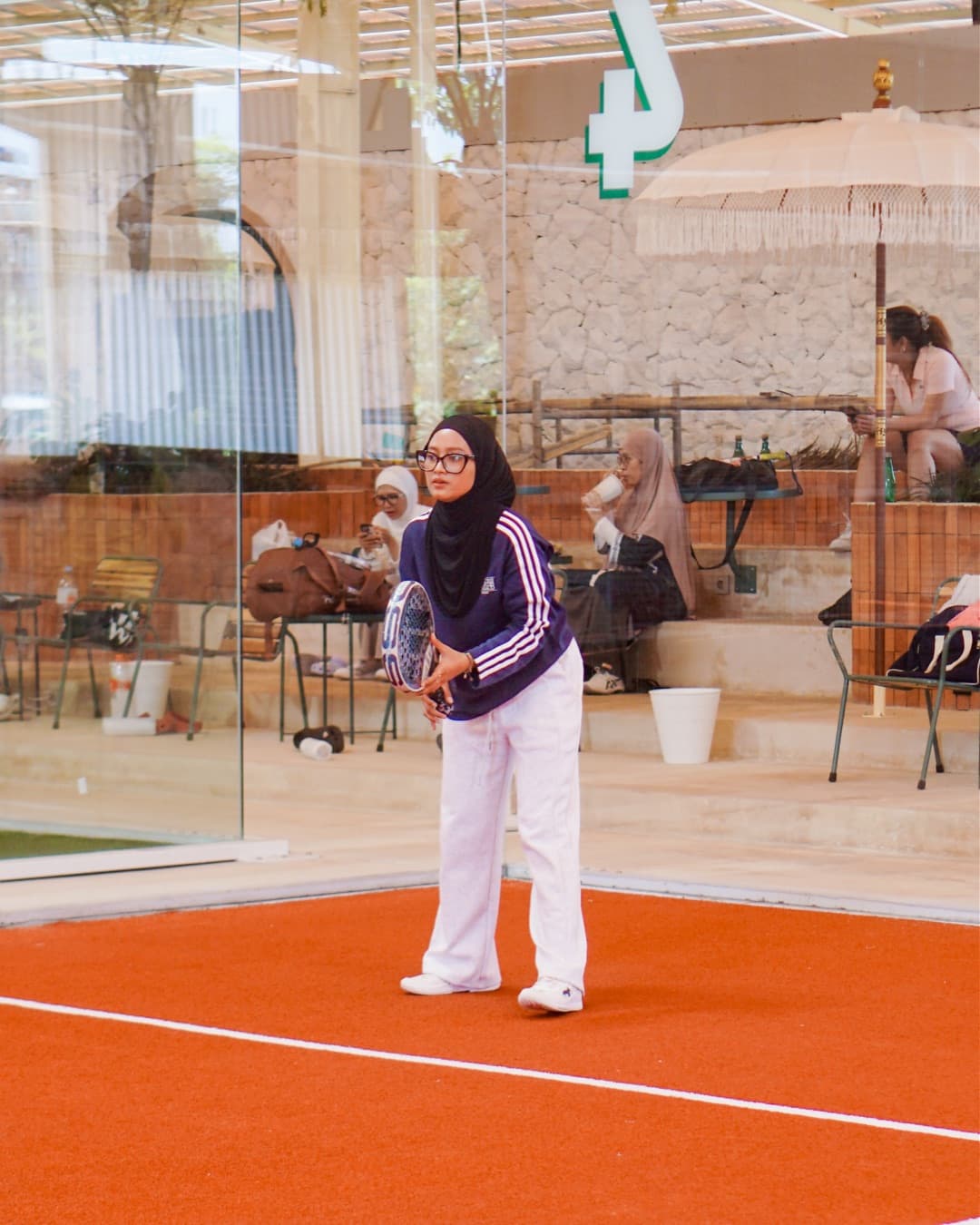 Lapangan indoor yang nyaman buat main maupun nongkrong.